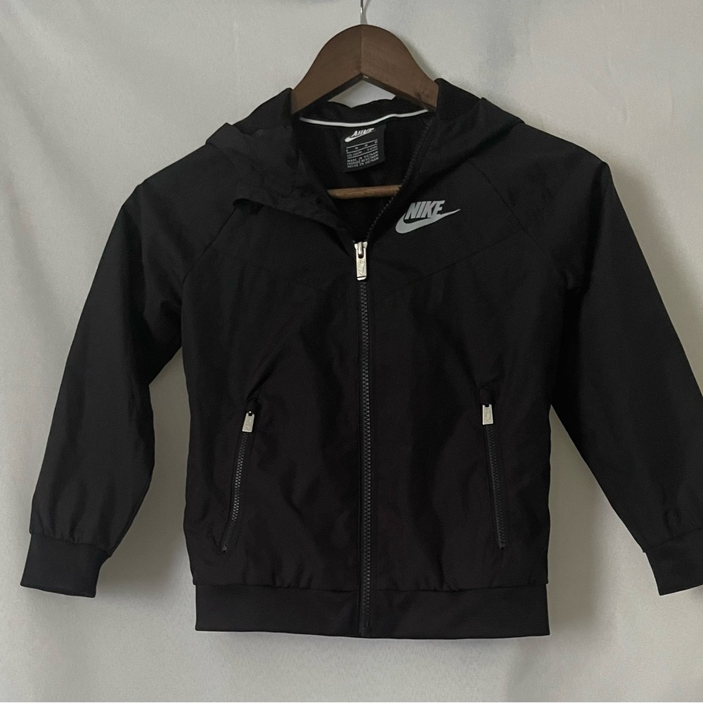Boy’s Nike 6m black windbreaker with hood. Two zipper pockets.